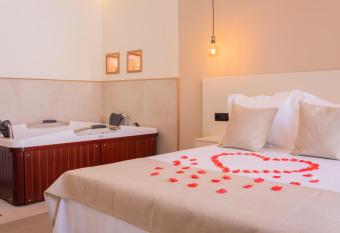 La Mina Hostal Boutique has rooms with a private hot tub