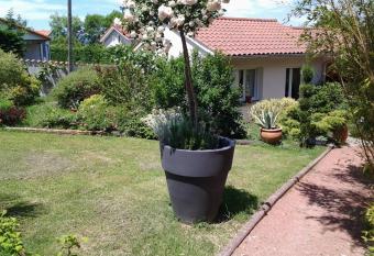   rable Pourpre allows 18 year olds to book a room