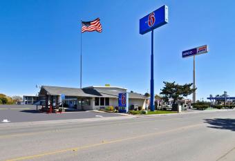 Motel 6 Willows has Smoking rooms