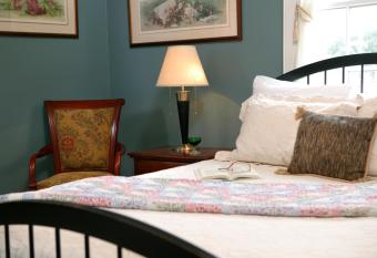 Ashton's Bed and Breakfast has rooms with a private hot tub