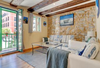 Maravilloso apartamento en el coraz  n de Hondarribia has Balcony rooms