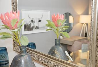 Eirini Elegant - Eros Apartment allows 18 year olds to book a room