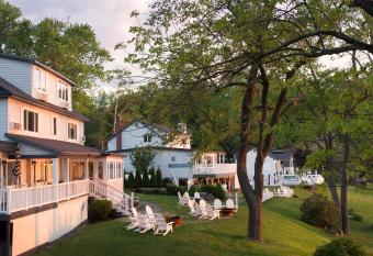 Silver Birches Resort has rooms with a private hot tub