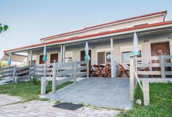 Dafni Dolphins House Villas has Balcony rooms