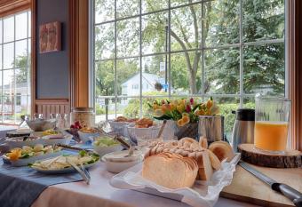 Auberge Handfield et Spa has rooms with a private hot tub