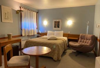 Auberge Harris has rooms with a private hot tub