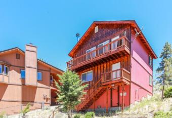 Ben's Cool Cabin has Balcony rooms