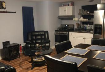 Blackberry Bunkhouse has rooms with a private hot tub