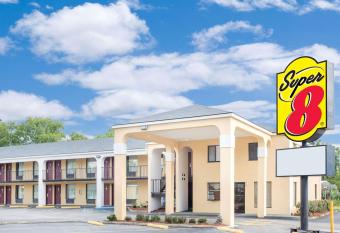 Super 8 by Wyndham Eufaula has Smoking rooms