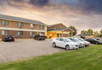 Super 8 by Wyndham Blue Earth allows 18 year olds to book a room