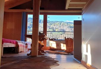 Ferienhaus & Ferienwohnung Wi  ay Wayna Gotschna Blick Klosters has rooms with a private hot tub