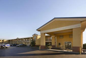 Super 8 by Wyndham Monroe has Smoking rooms