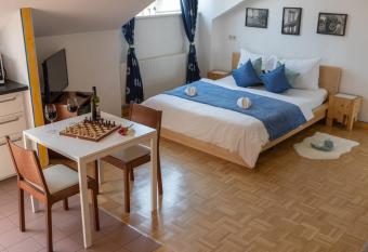 Yeshello Central Station Studio has Balcony rooms