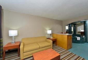 Super 8 by Wyndham Clarksville Northeast has rooms with a private hot tub