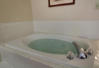 Key West Inn - Roanoke has rooms with a private hot tub