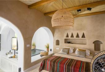 Euphoria Chora Naxos has rooms with a private hot tub