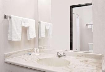 Howard Johnson by Wyndham Gothenburg has rooms with a private hot tub