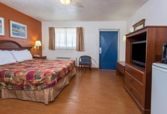 Knights Inn Arcadia has rooms with a private hot tub