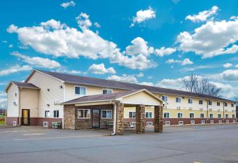 Super 8 by Wyndham Fort Madison allows 18 year olds to book a room