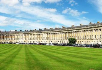 Stunning Royal Crescent Apartment with 3 Bedrooms has Balcony rooms