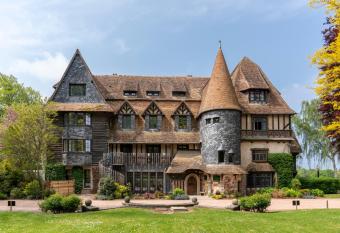 Les Jardins de Copp  lia allows 18 year olds to book a room