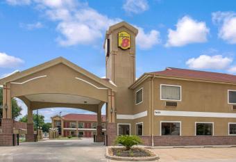 Super 8 by Wyndham Houston/Brookhollow NW has Smoking rooms