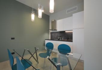 ATMOSFERA APARTMENTS & SUITES has Balcony rooms