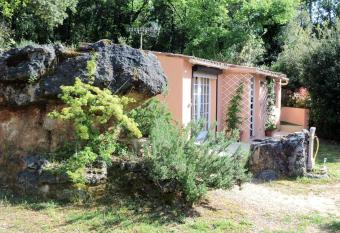 Maison d une chambre avec jacuzzi jardin et wifi a Montauroux has Smoking rooms