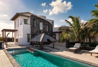 Villa Annunaki has Balcony rooms