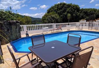 Cantinho Rom  ntico e Encantador allows 18 year olds to book a room