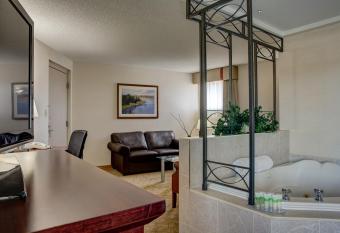 Best Western Plus City Centre Inn has rooms with a private hot tub