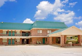 Super 8 by Wyndham Kosciusko has Smoking rooms