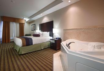 Best Western Plus Sherwood Park Inn & Suites has rooms with a private hot tub