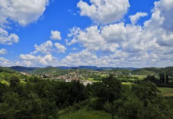 Apartment Viksa with Jacuzzi has rooms with a private hot tub