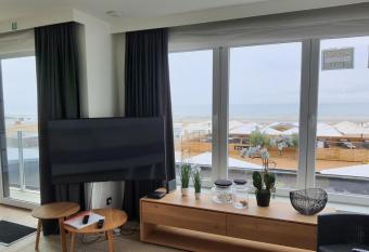 Koksijde Zeedijk La Digue 101 appartement - frontaal zeezicht - adult only allows 18 year olds to book a room