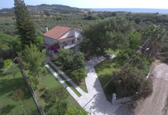 Comfortable Apartment Near The Sea has Balcony rooms