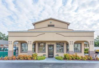 Super 8 by Wyndham Santee has Smoking rooms