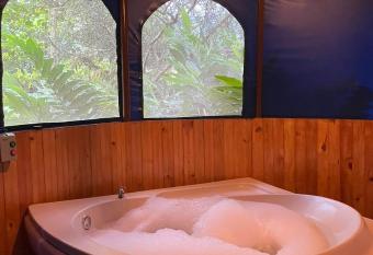 Villas del R  o-Finca Hotel allows 18 year olds to book a room