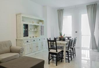 A casa di Anna allows 18 year olds to book a room