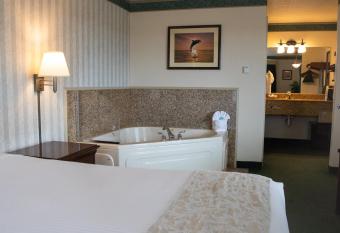Emerald Dolphin Inn & Mini Golf has rooms with a private hot tub
