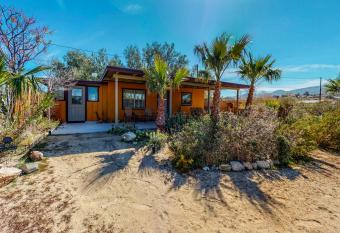 Joshua Tree Bugalow - Downtown has Balcony rooms