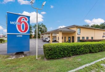 Motel 6 Macclenny Fl has Smoking rooms