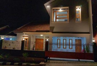 Guesthouse - Lubna Homestay has Balcony rooms
