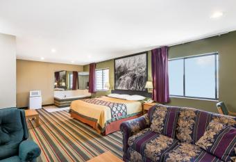 Super 8 by Wyndham Chanute has rooms with a private hot tub