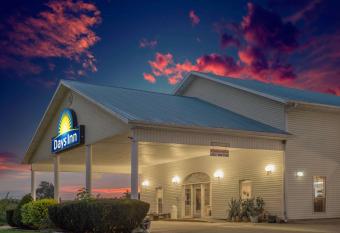Days Inn by Wyndham Hardy has rooms with a private hot tub