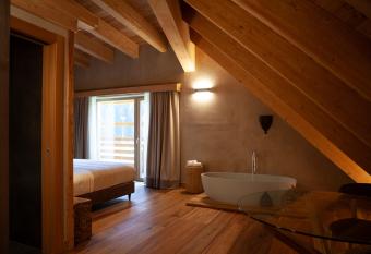 Au Charmant Petit Lac - Ecohotel Parc & Spa allows 18 year olds to book a room