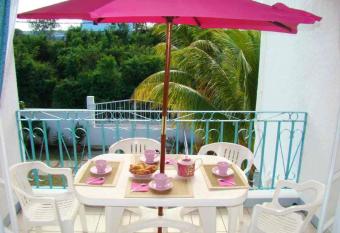 2 bedrooms appartement at Grand Baie 300 m away from the beach with private pool enclosed garden and wifi has Balcony rooms