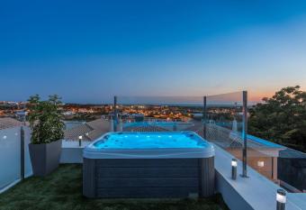 D_Loft Ocean has rooms with a private hot tub