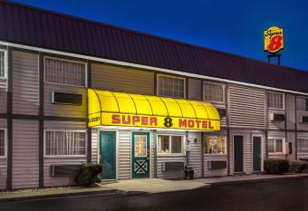 Super 8 by Wyndham Wooster has Smoking rooms