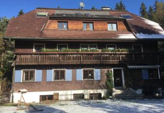 Fuchs und Has  G  stehaus allows 18 year olds to book a room